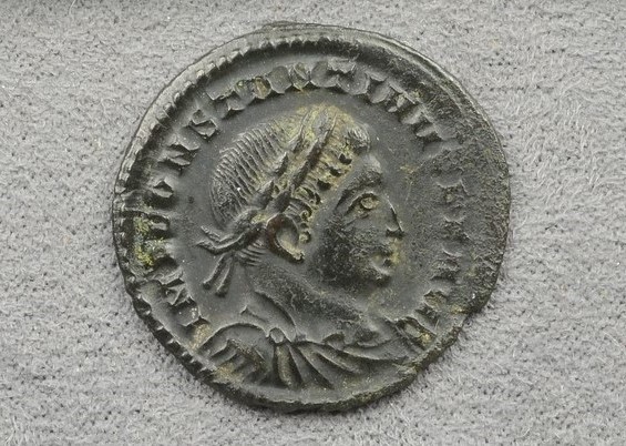 Coin showing Constantine's portraiture 