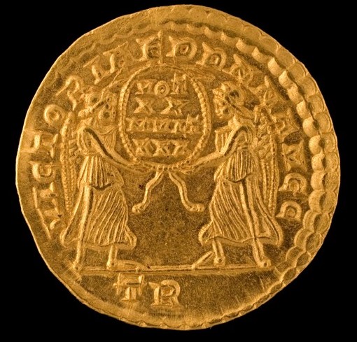 Gold coin from Constantius the Second's rule depicts victories holding a votive offering 