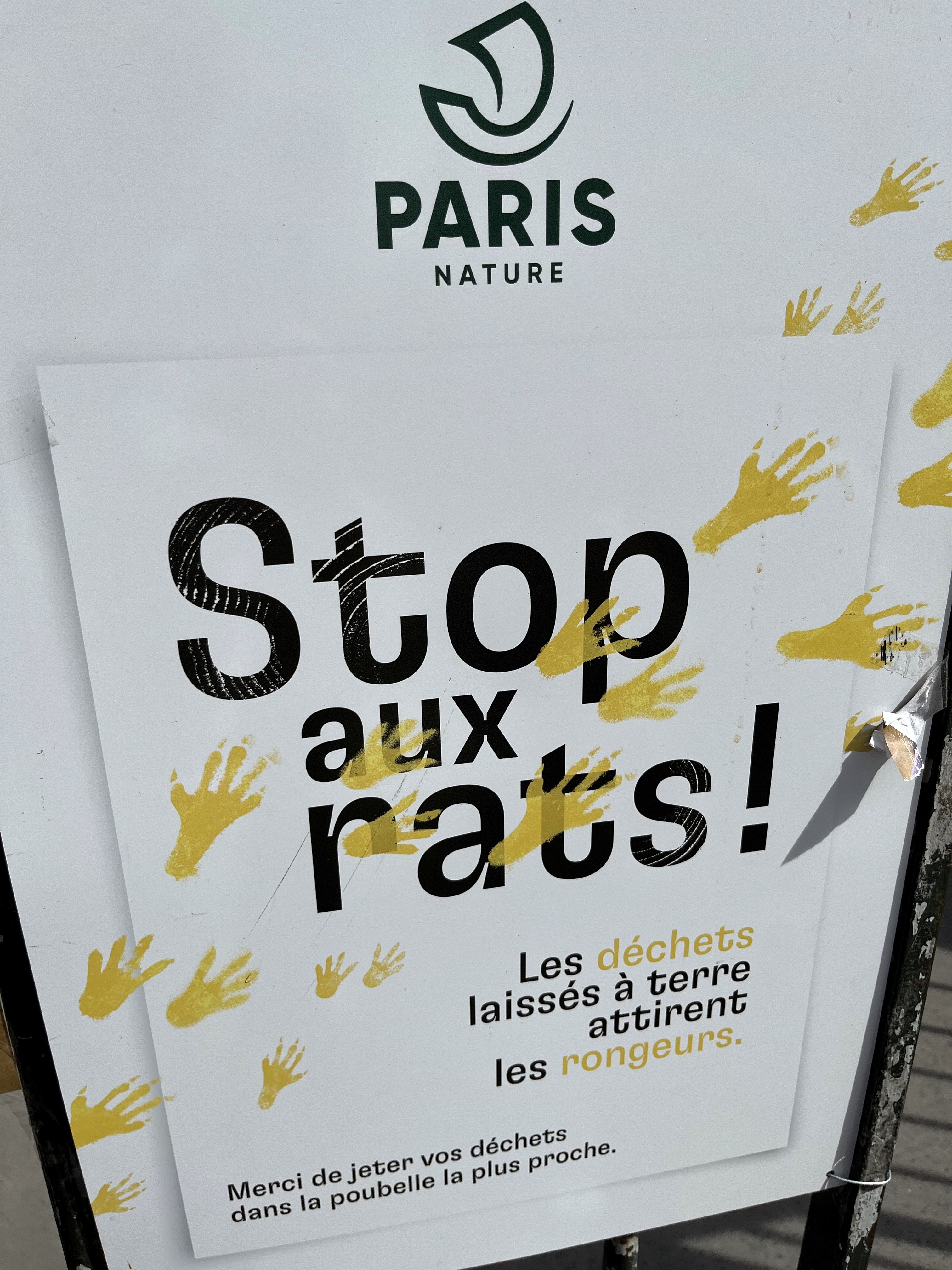 A sign in paris reading "stop aux rats"